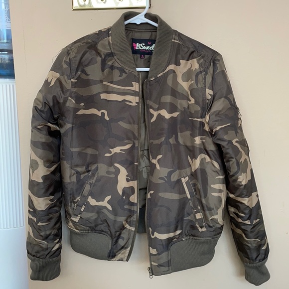 Jackets & Blazers - Camo Puffer Jacket!